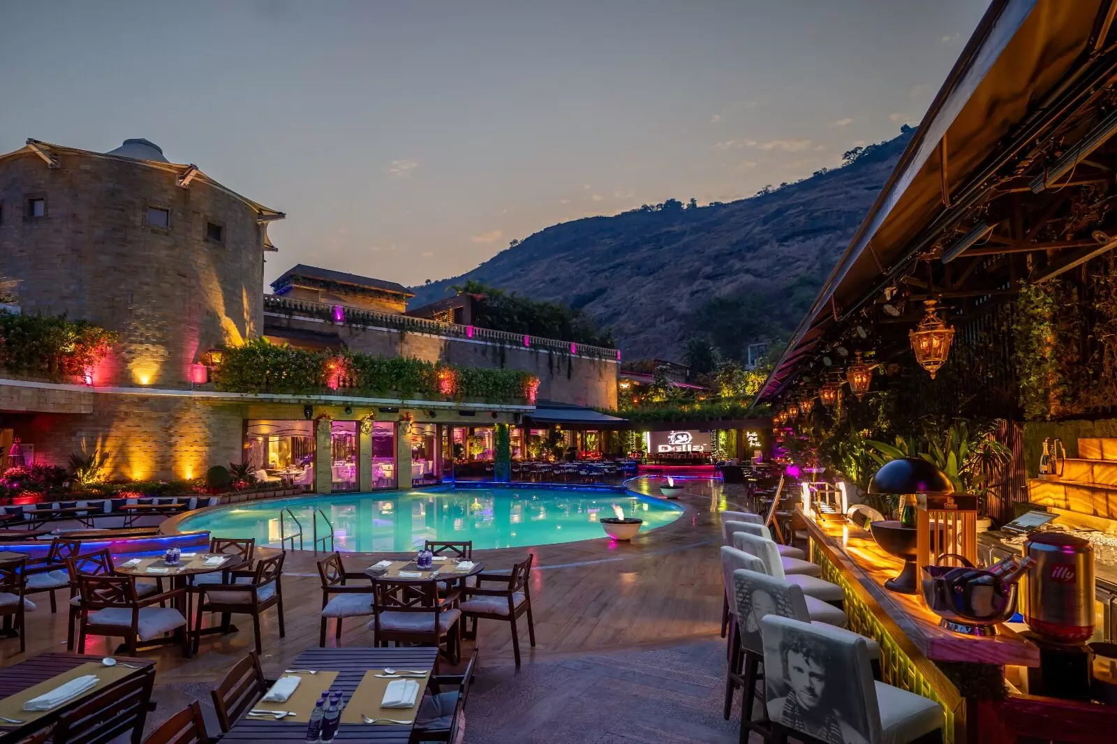 A ROUND-THE-CLOCK CULINARY HAVEN A ROUND-THE-CLOCK CULINARY HAVEN